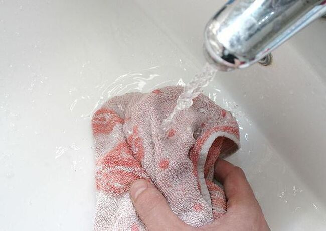 Masajdan önce bir penisi ısıtmak için sıcak havlu